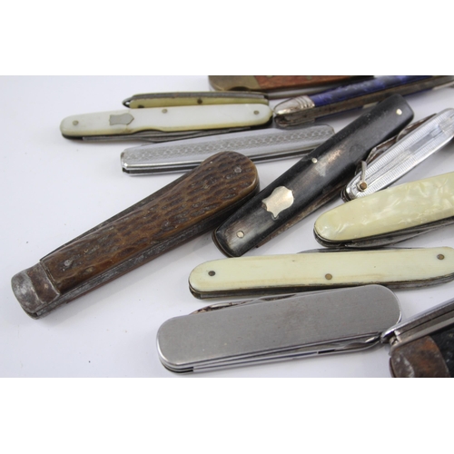 2354 - A collection of pocket knives