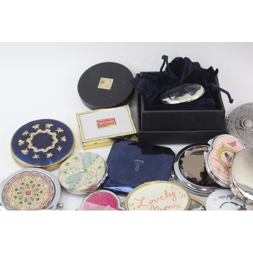 481 - A large collection of women's mirrors and compacts