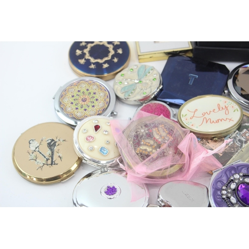 481 - A large collection of women's mirrors and compacts