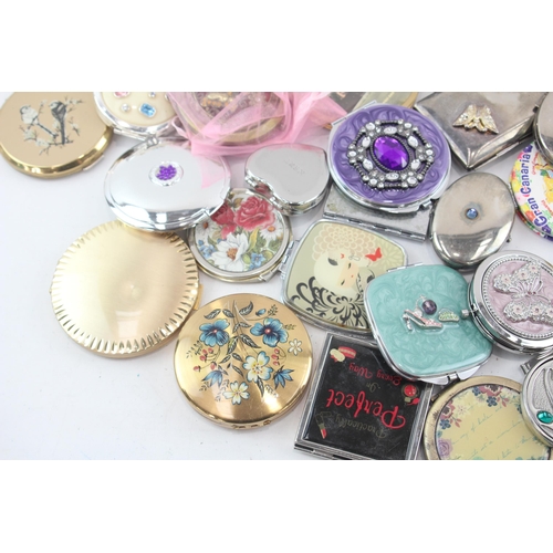 481 - A large collection of women's mirrors and compacts