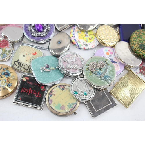 481 - A large collection of women's mirrors and compacts