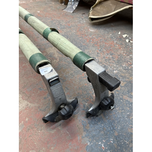 839 - Two Thule car roof bars