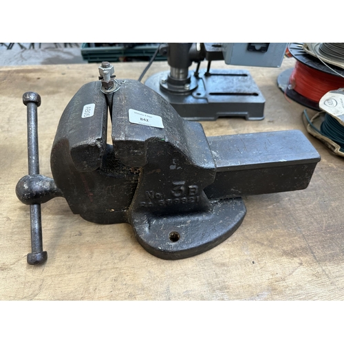 842 - A vintage cast iron no.30 bench vice