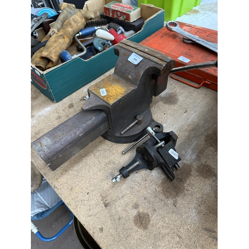 850 - Two cast iron bench vices