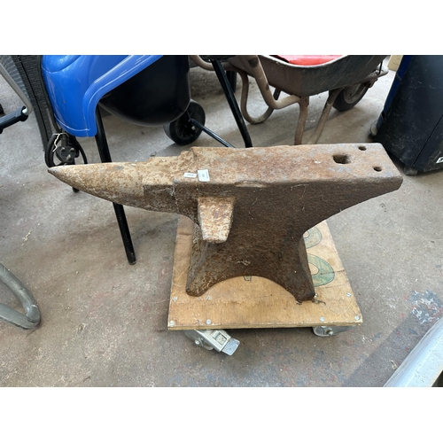 883 - An antique cast iron anvil - approx. 31cm high x 73cm long x 33cm deep