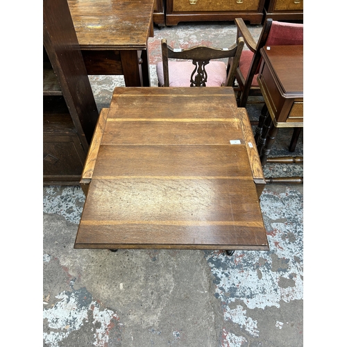 32 - A mid 20th century oak two tier tea trolley - approx. 65cm high x 64cm wide x 80cm long