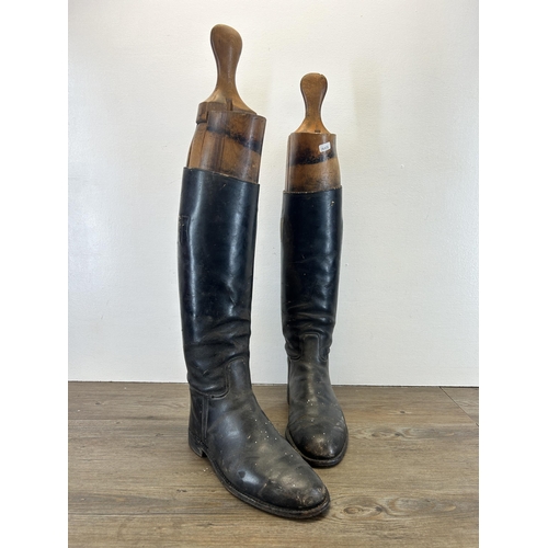 615 - A pair of early 20th century black leather riding boots with original boot trees - approx. 70cm high