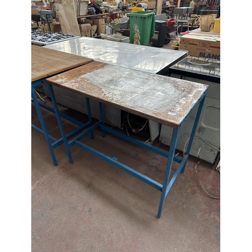 812 - A cast metal two tier workbench with sheet metal top - approx. 92cm high x 103cm wide x 56cm deep