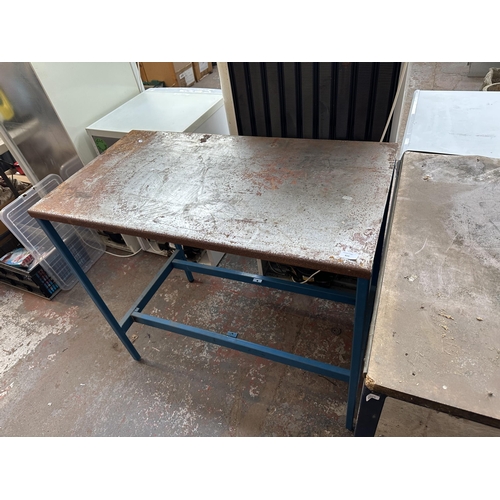 815 - A cast metal two tier workbench - approx. 92cm high x 103cm long x 56cm deep