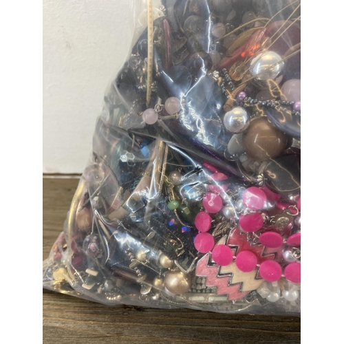 400 - Approx. 10kg of costume jewellery