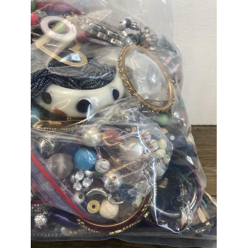 441 - Approx. 10kg of costume jewellery