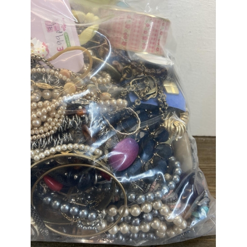 462 - Approx. 10kg of costume jewellery