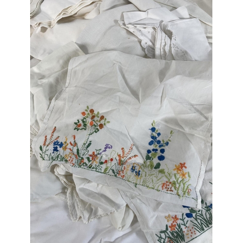 478 - A large quantity of vintage linen