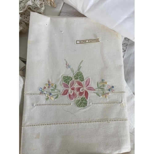 478 - A large quantity of vintage linen