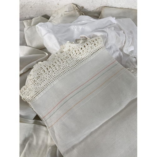 478 - A large quantity of vintage linen