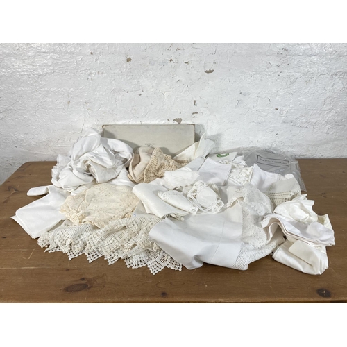 482 - A large quantity of vintage table linen