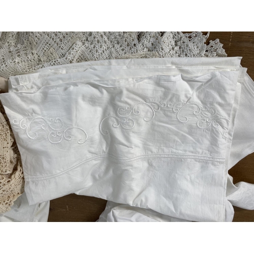 482 - A large quantity of vintage table linen