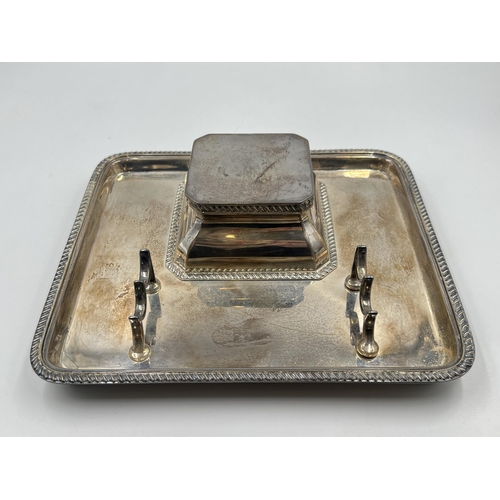 2222 - A George V Goldsmiths & Silversmiths Co. Ltd. hallmarked London silver desk tidy with inkwell and pe... 