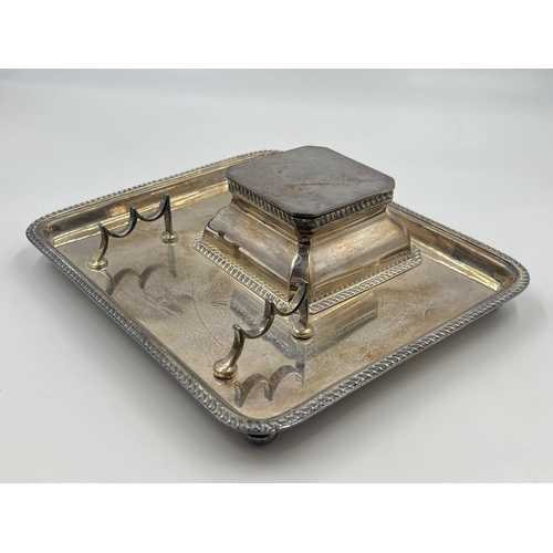 2222 - A George V Goldsmiths & Silversmiths Co. Ltd. hallmarked London silver desk tidy with inkwell and pe... 