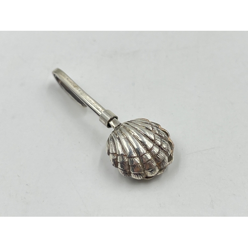 2232 - A hallmarked London silver scallop napkin clip, dated 2002 - approx. gross weight 7.8g