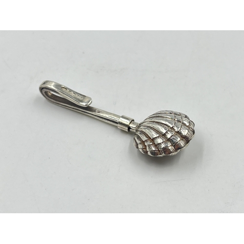 2232 - A hallmarked London silver scallop napkin clip, dated 2002 - approx. gross weight 7.8g