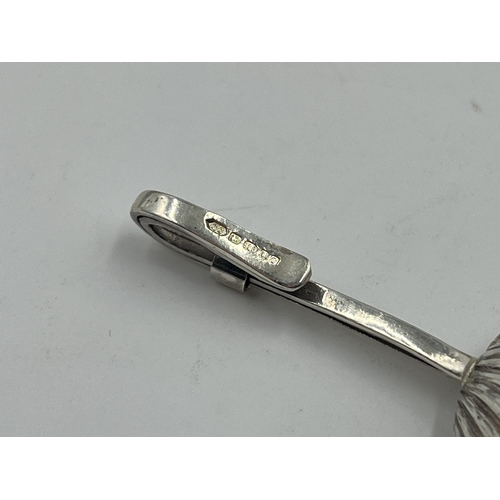 2232 - A hallmarked London silver scallop napkin clip, dated 2002 - approx. gross weight 7.8g