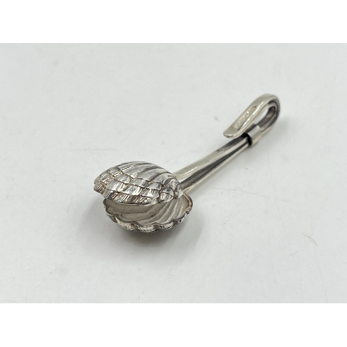 2232 - A hallmarked London silver scallop napkin clip, dated 2002 - approx. gross weight 7.8g