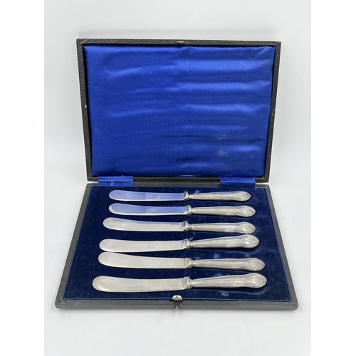 2242A - A cased set of six hallmarked Sheffield silver handled butter knives