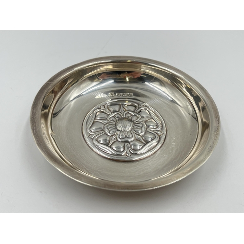 2251 - A Cooper Brothers & Sons hallmarked Sheffield silver Yorkshire rose dish, dated 1975 - approx. gross... 