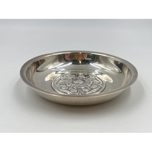 2251 - A Cooper Brothers & Sons hallmarked Sheffield silver Yorkshire rose dish, dated 1975 - approx. gross... 