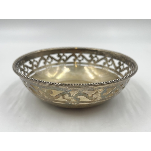 2255 - A 1921 Walker & Hall hallmarked Sheffield silver bon bon dish - approx. gross weight 69g