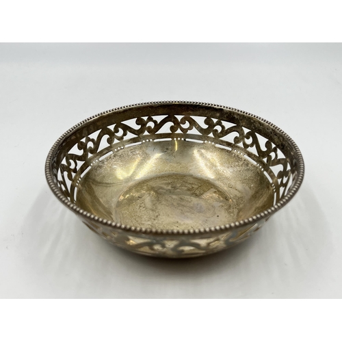 2255 - A 1921 Walker & Hall hallmarked Sheffield silver bon bon dish - approx. gross weight 69g