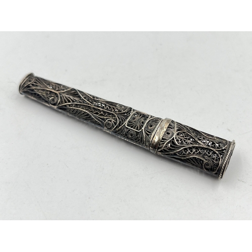 2271 - An antique .930 silver filigree needle and Etui case - approx. gross weight 10g and 8cm high