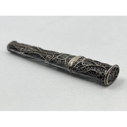 2271 - An antique .930 silver filigree needle and Etui case - approx. gross weight 10g and 8cm high