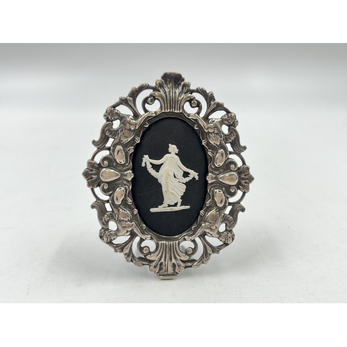 2277 - A 1989 hallmarked London silver framed Wedgwood black Jasperware ornament - approx. gross weight 27g... 