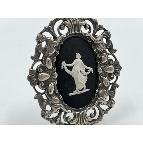 2277 - A 1989 hallmarked London silver framed Wedgwood black Jasperware ornament - approx. gross weight 27g... 