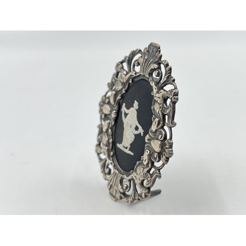 2277 - A 1989 hallmarked London silver framed Wedgwood black Jasperware ornament - approx. gross weight 27g... 