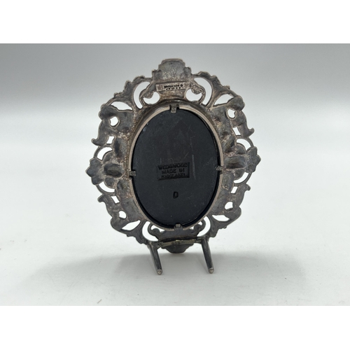 2277 - A 1989 hallmarked London silver framed Wedgwood black Jasperware ornament - approx. gross weight 27g... 