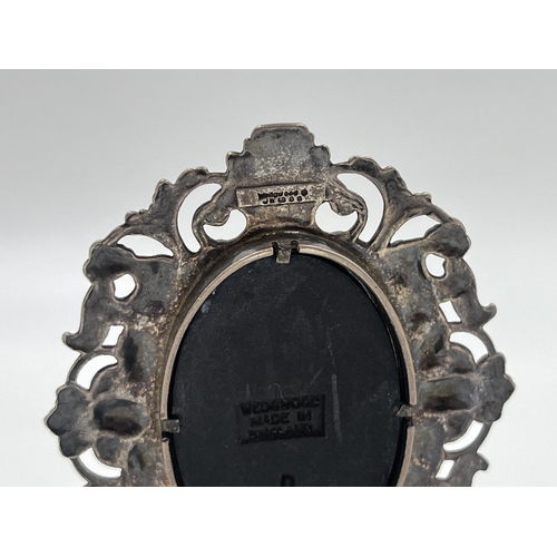 2277 - A 1989 hallmarked London silver framed Wedgwood black Jasperware ornament - approx. gross weight 27g... 