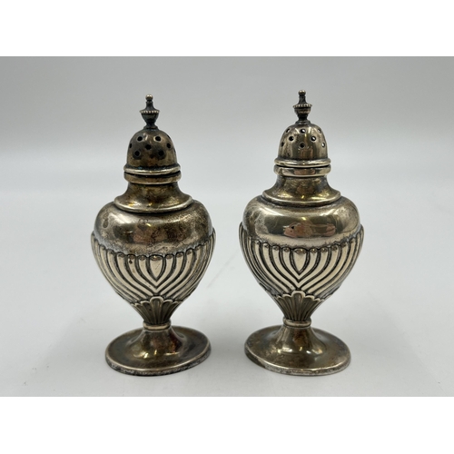 2282 - A pair of Edwardian Joseph Gloster hallmarked Birmingham silver salt and pepper cellars, dated 1907 ... 