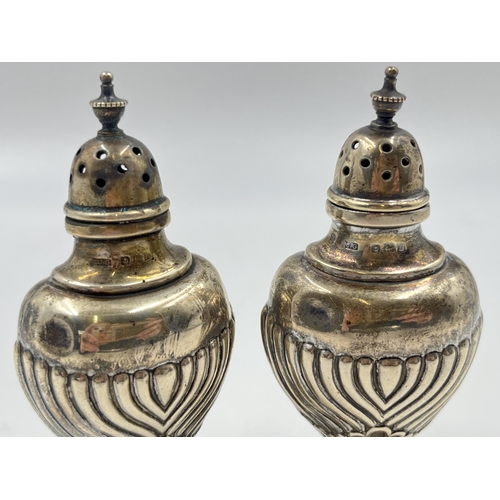 2282 - A pair of Edwardian Joseph Gloster hallmarked Birmingham silver salt and pepper cellars, dated 1907 ... 