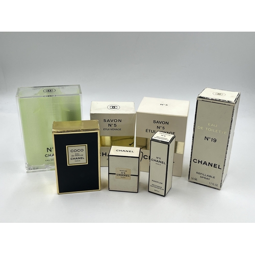 2381 - A collection of Chanel beauty products to include boxed part used Coco Chanel 50ml eau de parfum, bo... 