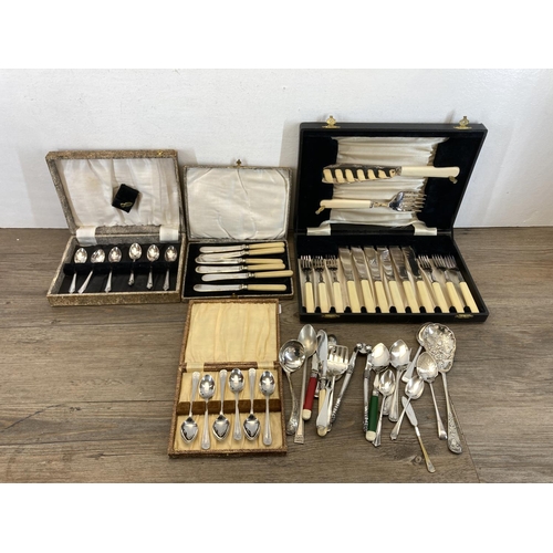 336 - A collection of vintage boxed and unboxed cutlery to include teaspoons, butter knives etc.