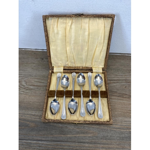 336 - A collection of vintage boxed and unboxed cutlery to include teaspoons, butter knives etc.