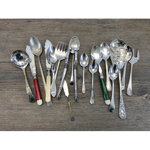 336 - A collection of vintage boxed and unboxed cutlery to include teaspoons, butter knives etc.