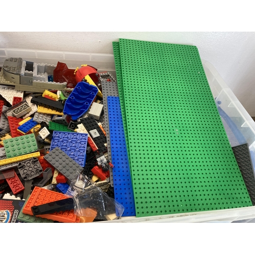 381 - A large quantity of assorted Lego