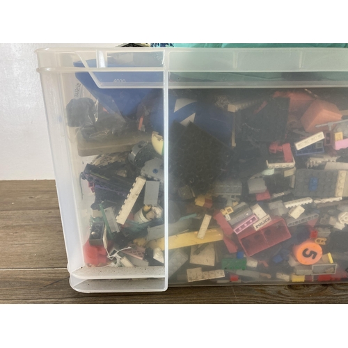 381 - A large quantity of assorted Lego