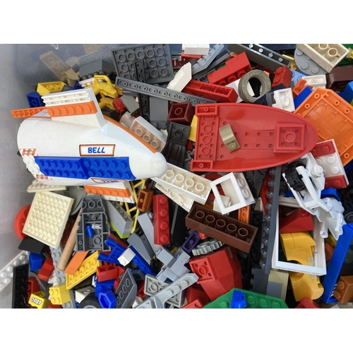 384 - A large collection of assorted Lego