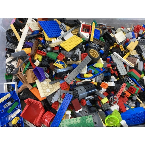 387 - A large collection of assorted Lego