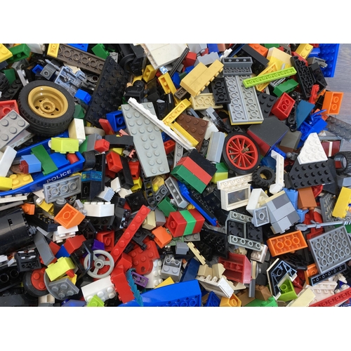 387 - A large collection of assorted Lego